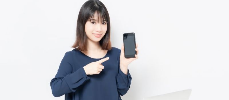 女性　スマホ　