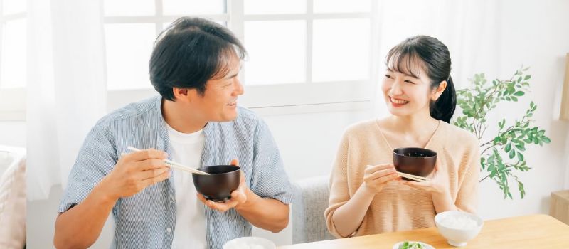 男女　カップル　朝食